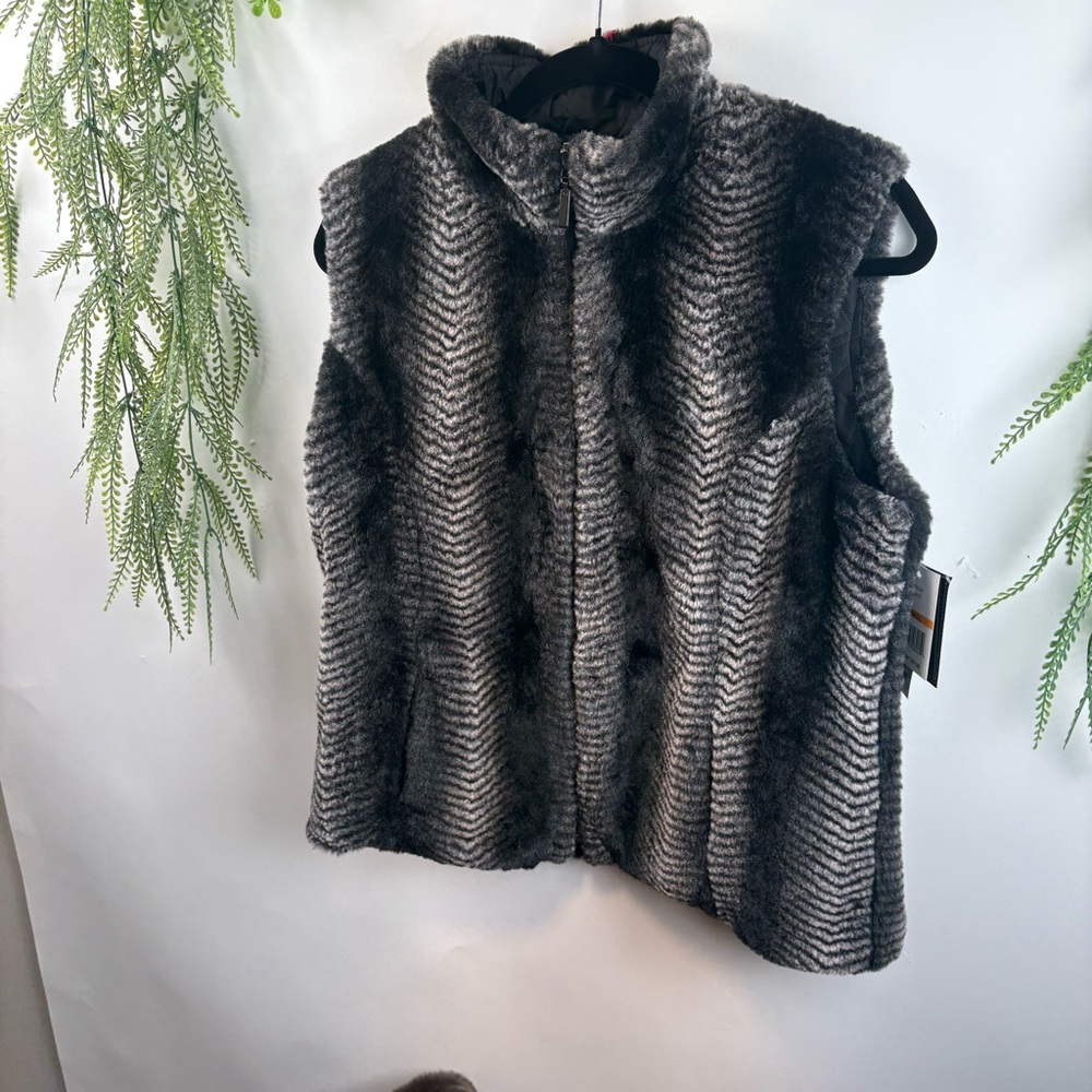 Giacca Gallery company Reversable faux fur vest !  NWT. Size Small.